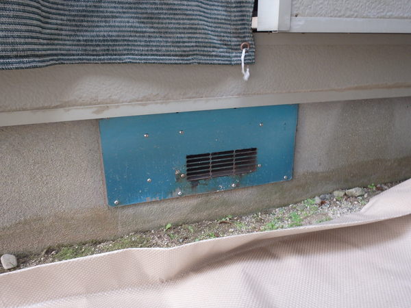 古い換気扇の撤去 換気パネルの設置 山口 防府でシロアリの予防 駆除なら西日本防虫防除工事へ