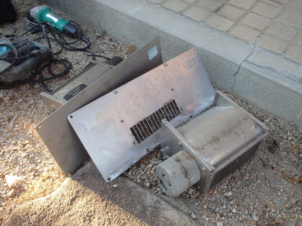 古くなった床下換気扇の撤去 換気口にネット取り付け 山口 防府でシロアリの予防 駆除なら西日本防虫防除工事へ