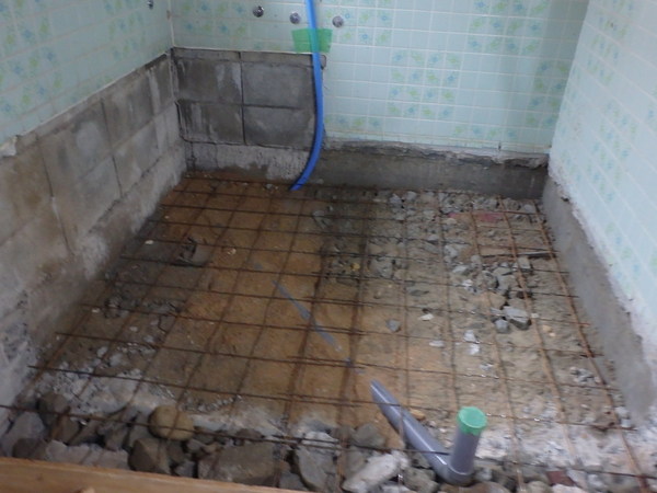 防府市仁井令にて、浴室リフォーム時の白蟻予防工事。のサムネイル