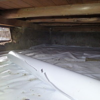 下松市河内にて床下湿気対策。床下全面に調湿剤散布工事。のサムネイル