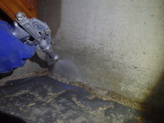 防府市新田にて白蟻予防工事。鉄筋コンクリート造のお住まいですが予防が必要です。
