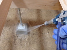 防府市高井にて、大工さんに補修していただいているお部屋の白蟻予防。